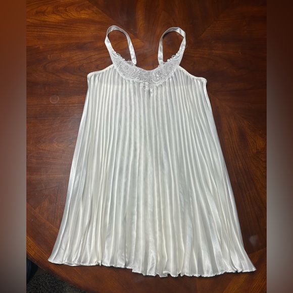 Victoria's Secret White Pleated Chemise with Racerback - Picture 1 of 5